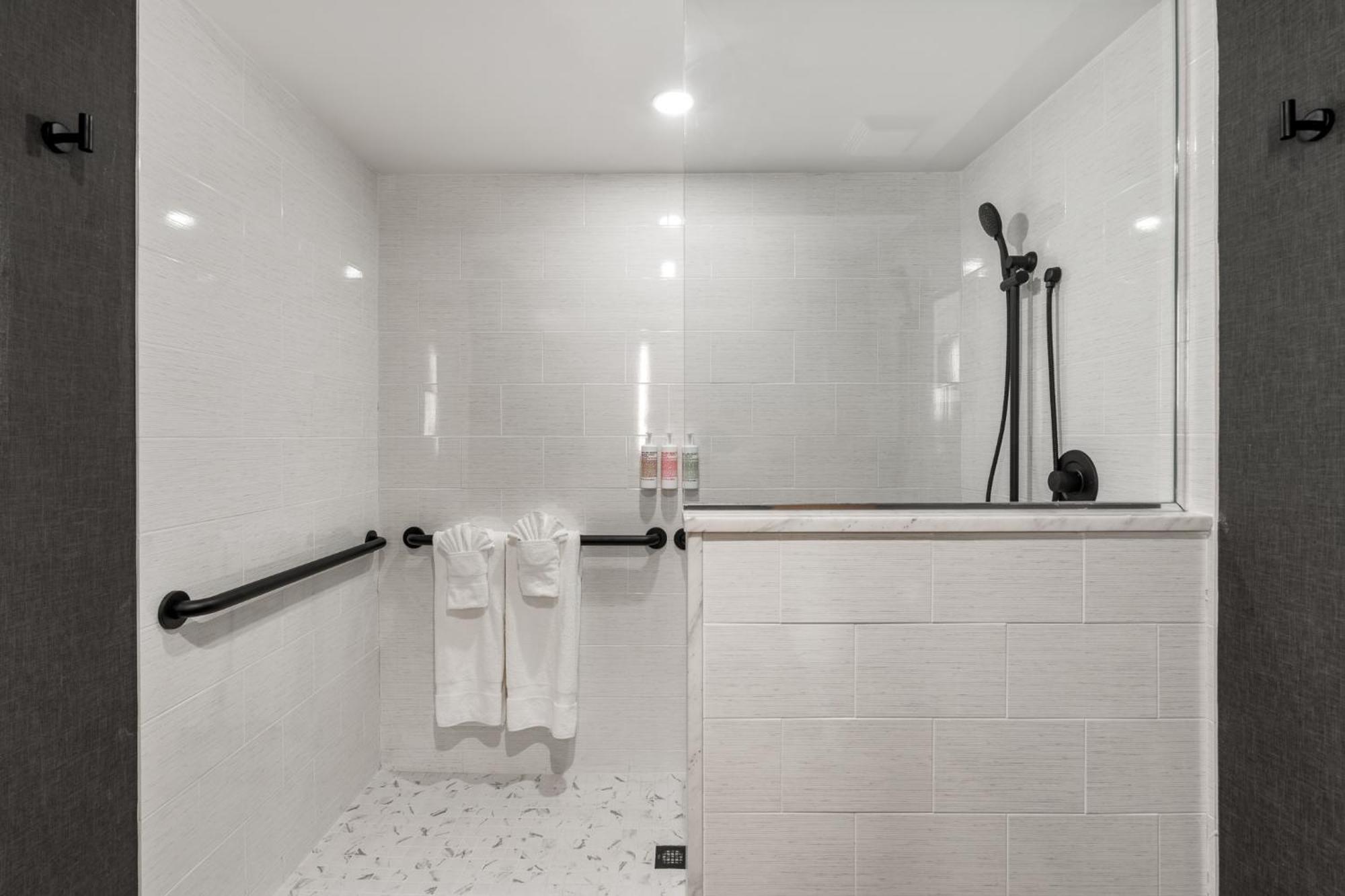 The Watershed Norwalk Hotell Eksteriør bilde